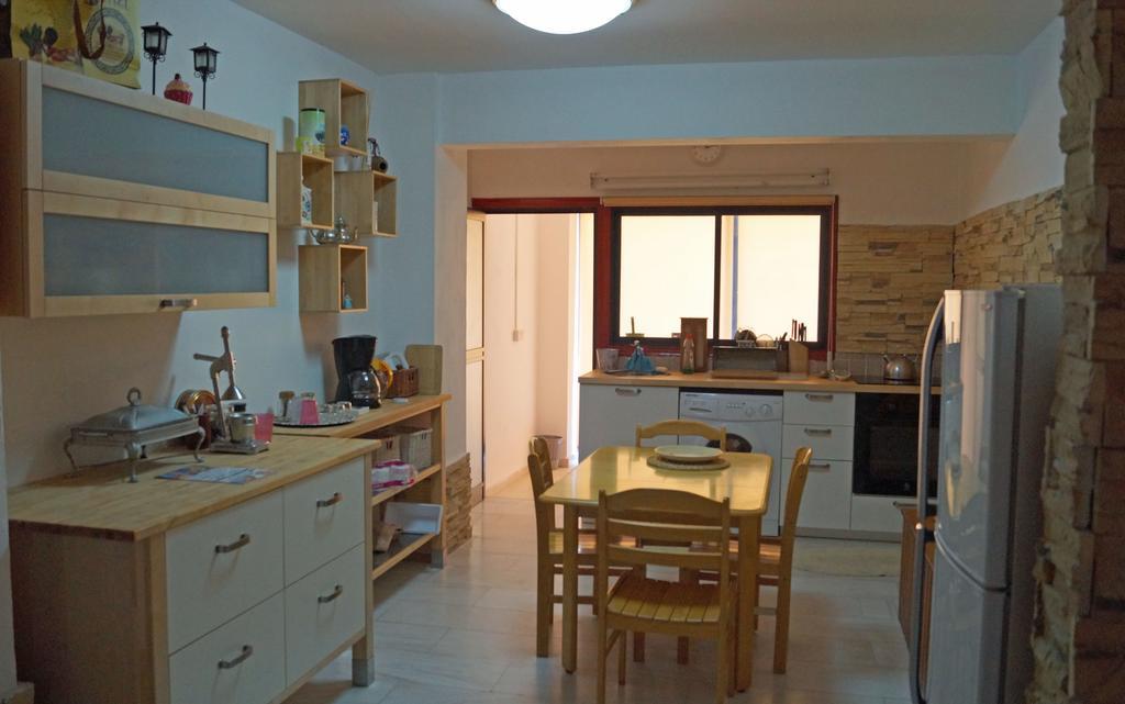 Destalo Court Larnaca Apartment Rum bild