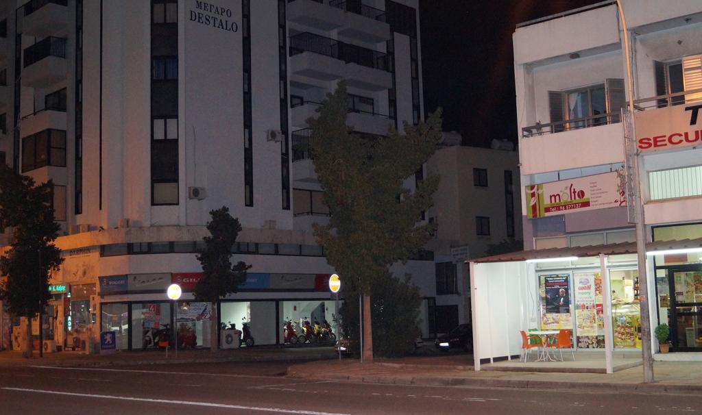 Destalo Court Larnaca Apartment Exteriör bild